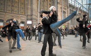 Devant des voyageurs médusés, les danseurs du ballet de l'Opéra du Rhin ont fait hier la promotion de leur spectacle.