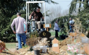 Mohamed Merah a été mis en terre en catimini jeudi dans le carré musulman du cimetière de Cornebarrieu, dans la banlieue de Toulouse, ont constaté les journalistes de l'AFP.