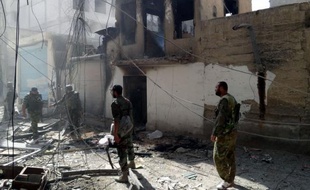 Un attentat à la voiture piégée a été perpétré mardi près d'un barrage des forces de l'ordre syriennes dans une zone au sud de Damas où l'armée continuait de se déployer en masse pour tenter d'en chasser les rebelles