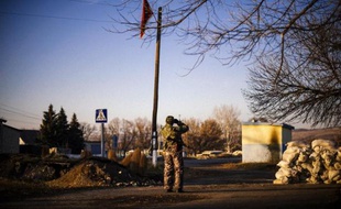 Un séparatiste pro-russe surveille les positions de l'armée ukrainienne près du village de Frunze (Ukraine), le 4 novembre 2014