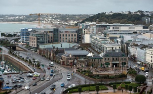 La fiscalité avantageuse de l'île de Jersey attire les milliardaires britanniques.
