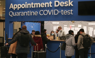 Un comptoir à l'aéroport d'Amsterdam pour faire des déclarations relatives au Covid-19, le 28 novembre 2021.