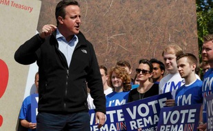 Le Premier ministre britannique David Cameron en campagne pour le maintien du pays dans l'UE à Witney, en Angleterre, le 14 mai 2016