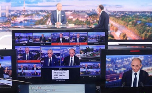Le journaliste Gilles Bouleau et le candidat à la présidentielle Eric Zemmour, lors du 20 heures de TF1 le 30 novembre 2021.