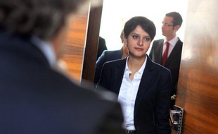 Najat Vallaud-Belkacem (PS), porte-parole du gouvernement, se rendra mercredi au premier mariage homosexuel célébré en France, à Montpellier, "en dehors de ses fonctions officielles" mais "avec l'accord du Premier ministre", ont précisé mardi ses services.