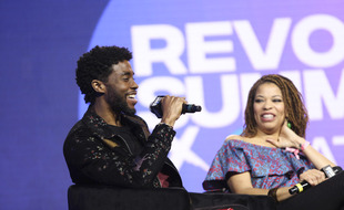 L'acteur Chadwick Boseman aux côtés de l'autrice et actrice Nkechi Carroll