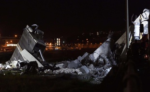 Les opérations de secours se poursuivaient dans la nuit du 14 à 15 août 2018 à Gênes pour retrouver d'éventuels survivants après l’effondrement d'un viaduc.