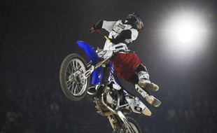 Le pilote de motocross freestyle, Tom Pagès, réalisant un Volt, lors du Supercross de Bercy en 2010.