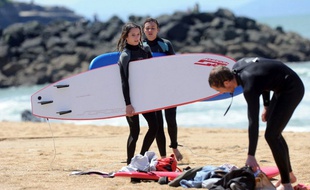 Illustration de surfeurs sur une plage d'Anglet.