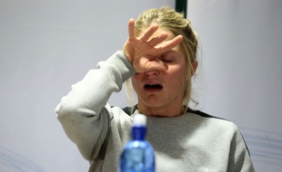 Therese Johaug, en larmes lors d'une conférence de presse, le 13 octobre 2016.
