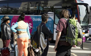 Des passagers attendent de monter dans un Ouibus, nouvelle offre de la SNCF, le 4 septembre 2015 à Paris