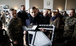 Emmanuel Macron est arrivé jeudi matin dans le camp de l'armée de Terre de Mourmelon (Marne), pour assister en hélicoptère à des manoeuvres à balles et obus réels.