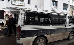 Un véhicule de la police tunisienne endommagée lors des manifestations le 11 janvier 2018.