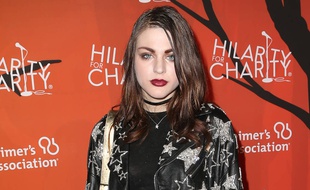 Frances Bean Cobain sur le tapis rouge du 5e Hilarity for Charity à Los Angeles