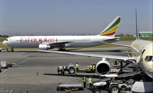 Un avion de la compagnie Ethiopian Airlines sur le tarmac de l'aéroport de Nairobi, le 26 juin 2010 au Kenya