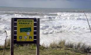 Un panneau informant les visiteurs de la fragilité de la dune de sable à Lacanau (Gironde)