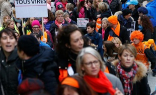 Des salariés du laboratoire Servier manifestent pour la première fois à Suresnes le 2 février 2016