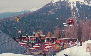 Kevin Rolland et Julien Régnier s'envolent au-dessus d'une terrasse de restaurant à La Plagne, dans le court-métrage "Fast Forward"