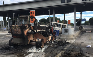 Les dégâts sont colossaux au péage de Narbonne.