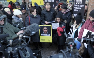 Ensaf Haidar (C), la femme du bloggeur saoudien Raef Badawi, condamné à 1.000 coups de fouets en Arabie Saoudite, lors d'un rassemblement à Montréal pour sa libération, au Québec le 13 janvier 2015.