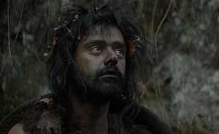 Tigran Mekhitarian campe le héros de la série préhistorique « Moah ».