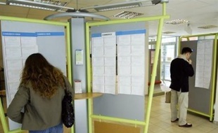 Le chômage a encore baissé en France au premier trimestre, avec un taux au plus bas depuis début 1983 en métropole (7,2%) et un nombre de chômeurs ramené à la barre symbolique des deux millions, mais la décrue devrait être moins forte sur l'ensemble de 2008 qu'en 2007.