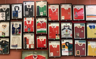 735 maillots de rugby sont présentés lors d'une vente aux enchères, le 12 septembre 2019 à Toulouse.