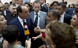 Le président François Hollande rencontre des réfugiés dans le camp de Ainkawa, le 12 septembre 2014 à Erbil