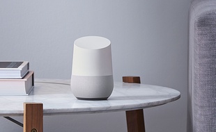 L'enceinte connectée Google Home, dévoilée à la conférence Google I/O, le 18 mai 2016.