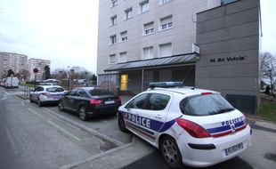 Illustration d'une voiture de police garée devant le commissariat du Blosne à Rennes.