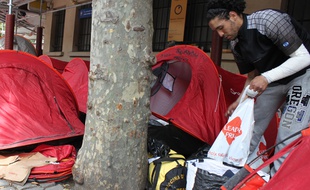 Mohssen, lundi soir, aux abords de la tente dans laquelle il campait ce week-end avec une trentaine d'autres sinistrés, au pied de l'immeuble incendié.