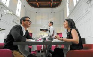 Vues sur l'ancienne cour d'assises, une des suites suréquipées, et de la salle des pas perdus transformée en hall.