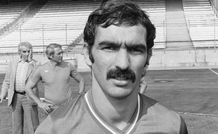 C'est à 52 ans que Raymond Domenech est devenu sélectionneur de l'équipe de France de football. Plus jeune et moustachu, Domenech avait fait ses armes à l'Olympique Lyonnais au poste de défenseur.