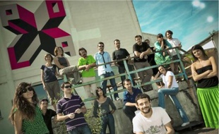 Les membres du collectif devant leurs nouveaux locaux, l'ex-siège de la Citram.