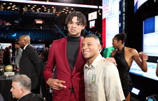 Ousmane Dieng et le footballeur français Kylian Mbappé posent pour une photo lors de la draft de la NBA 2022, le 23 juin 2022, au Barclays Center de Brooklyn, New York.