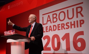 Le leader du parti travailliste britannique, Jeremy Corbyn, sur scène après l'annonce de sa réélection à Liverpool, le 24 septembre 2016.
