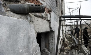 Un missile encastré dans un mur de la prison de Chornukhine, à l'est de Debaltseve, le 28 février 2015, en Ukraine