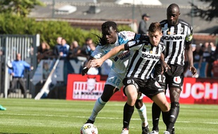 Bafé Gomis à lutte lors d'Angers-OM, le 2 octobre 2016.
