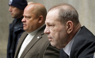 Harvey Weinstein arrive au tribunal de Manhattan pour l'ouverture de son procès, le 6 janvier 2020.