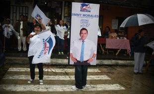 Des partisans du comédien et humoriste Jimmy Morales, à Guatemala le 18 octobre 2015