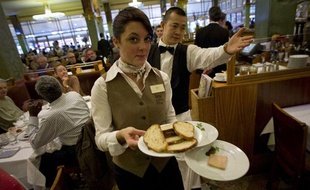 Une apprentie serveuse de l'institut Paul Bocuse, fait ses gammes dans la brasserie «La Coupole» de Paris, le 12 novembre 2012