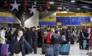 Des passagers patientent dans un terminal pendant la grève des agents de sûreté à l'aéroport Lyon - Saint-Exupéry, le 17 décembre 2011.