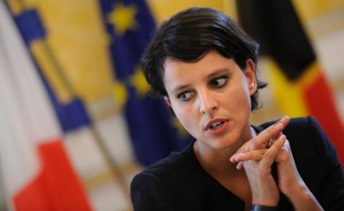 Najat Vallaud-Belkacem, porte-parole du gouvernement, interrogée jeudi sur un plan gouvernemental de relance de la compétitivité, a assuré que tous les scénarios étaient "sur la table".