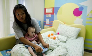 La thaïlandaise Pattaramon Chanbua, mère porteuse thaïlandaise, et son bébé trisomique Gammy, à Samitivej en Thaïlande le 4 août 2014