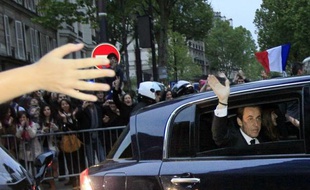 Le président élu François Hollande participera mardi matin à Paris au côté du chef de l'Etat sortant Nicolas Sarkozy aux cérémonies du 8-Mai commémorant la fin de la Deuxième guerre mondiale, a-t-on appris lundi auprès de l'Elysée.