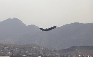 Un avion militaire américain décolle de laéroport de Kaboul, en Afghanistan, le 30 août 2021.