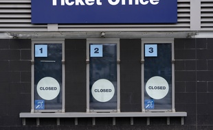 Les points de vente de tickets fermés à l'Etihad Stadium de Manchester City, le 14 mars 2020.
