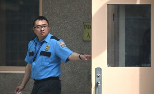 Un garde devant l'ambassade américaine à Pékin en mai 2019.