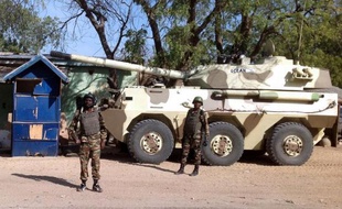 Des soldats camerounais en patrouille, le 3 février 2015 à Fokotol, à la frontière avec le Nigeria