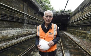 Le président de la SNCF Guillaume Pepy le 4 juin 2016 sur les rails de la ligne du RER C à Paris